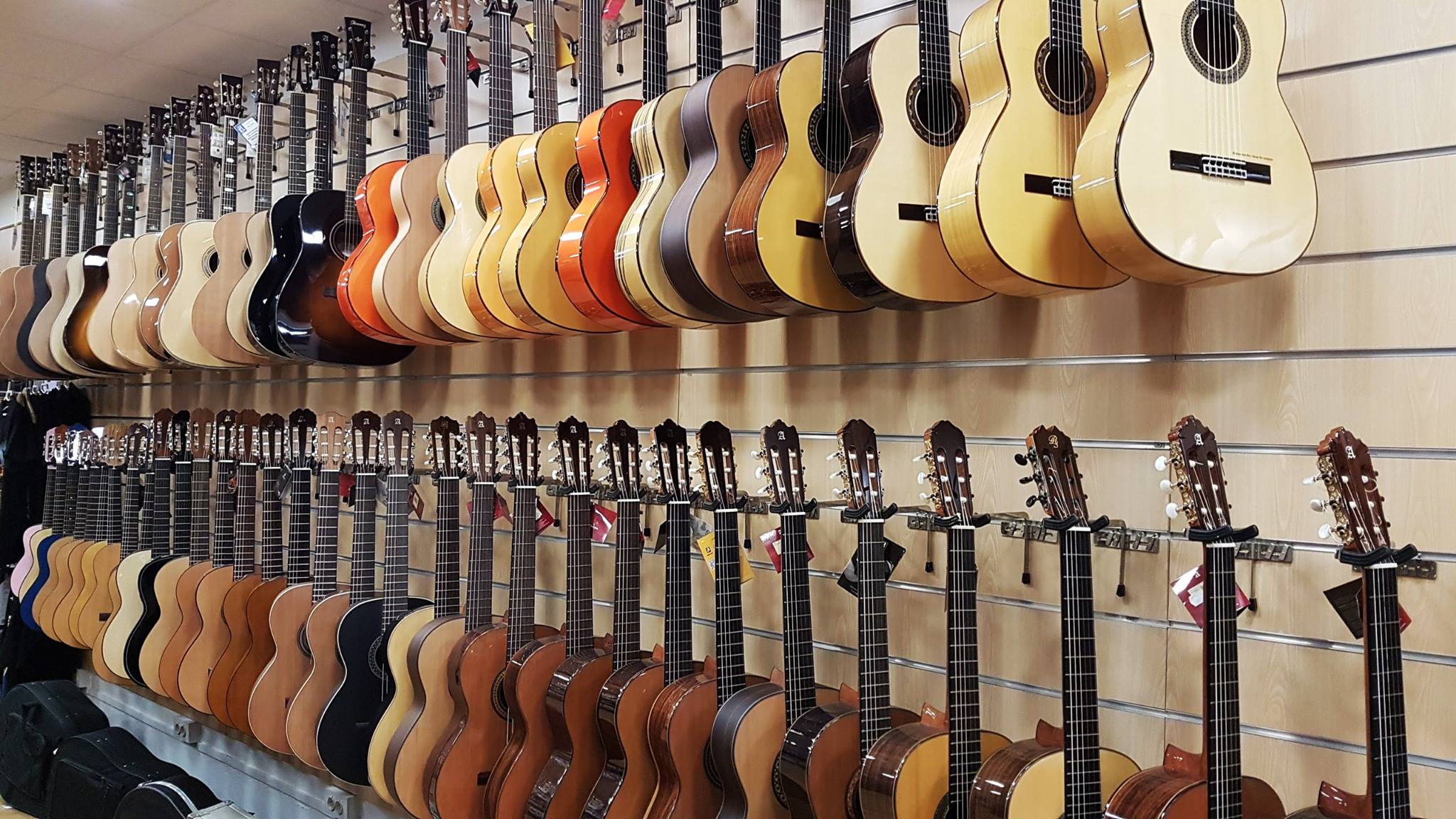 Guitarras clásicas y flamencas en Akustic tienda de instrumentos musicales en Vilanova i la Geltrú