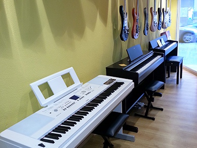 Pianos digitales en Akustic tienda de instrumentos musicales en Vilanova i la Geltrú