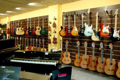 Guitarras acústicas y guitarras eléctricas en Diesi #7, tienda de instrumentos musicales en Vic