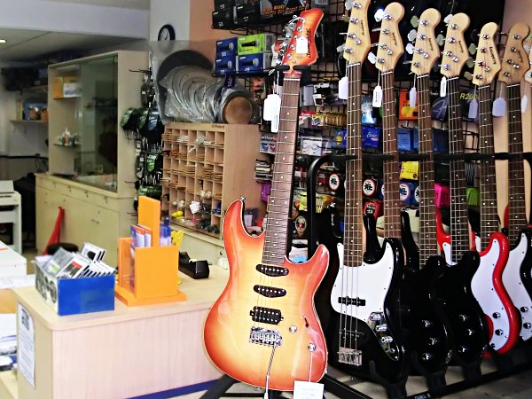 Guitarras eléctricas y bajos en Pleniluni Musical, tienda de instrumentos musicales en Sant Cugat del Vallés