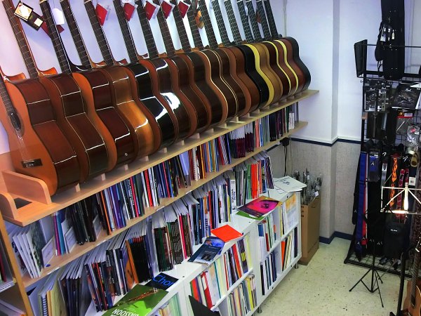 Guitarras acústicas en Pleniluni Musical tienda de instrumentos musicales en Sant Cugat del Vallés
