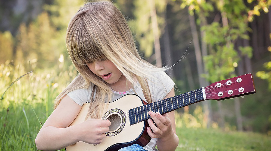 Guitarra para niños: 3 modelos de iniciación fabricados en España